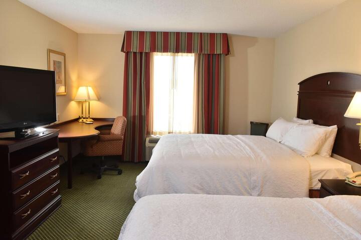2 Queen Beds (7 of 8)