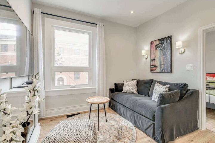 Casa Hotels Chic Suite Fireplace Leslieville