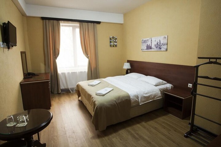 Room 9 of 33