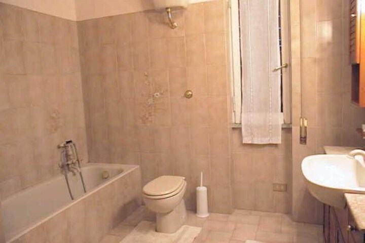 Room 10 of 14