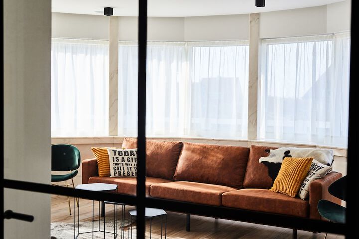 Lounge 44 of 45
