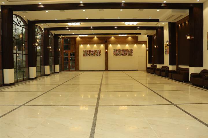 Ballroom/Hall 23 of 38