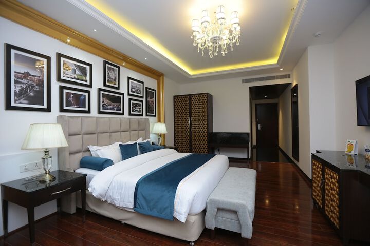 Room 4 of 33