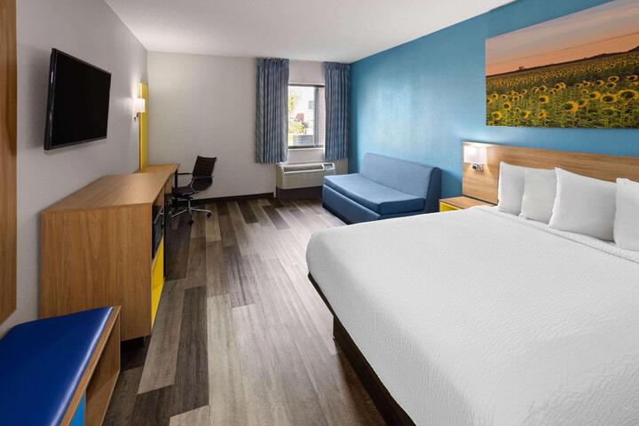 Queen Bed Accessible (3 of 6)