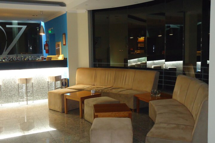 Lounge 30 of 38