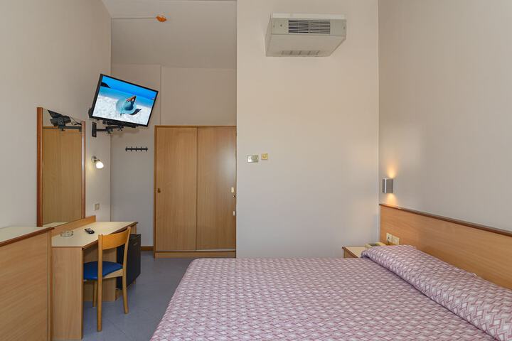 Room 6 of 33
