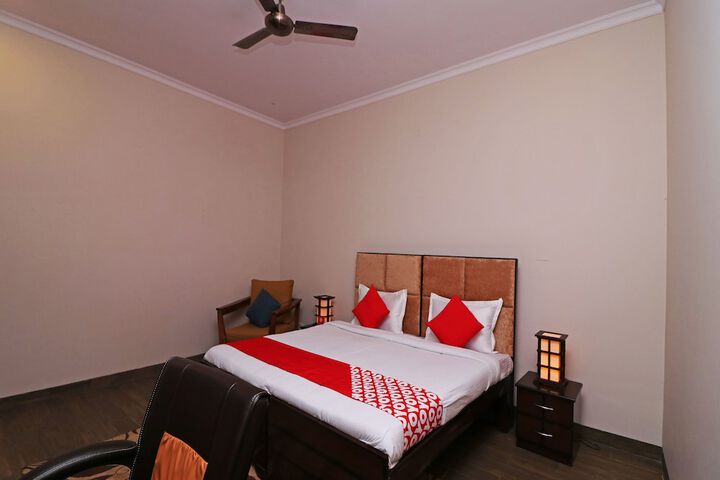 Room 9 of 18