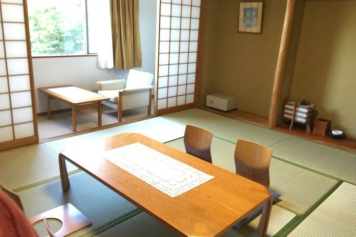 Room 8 of 99