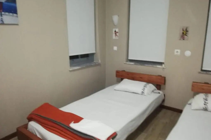 Room 5 of 10