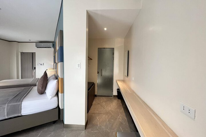 Room 9 of 16