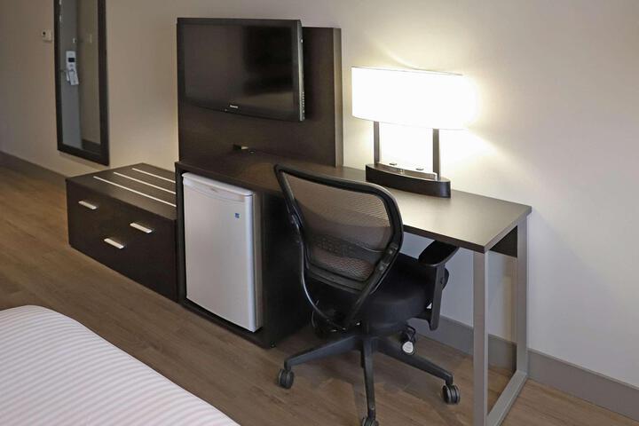 2 Double Beds Pillowtop Mattress Refrigerator, Coffee Maker High Speed Internet Accessible Desk Full Breakfast (1 of 14)
