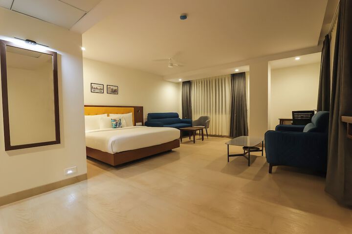 Room 6 of 13