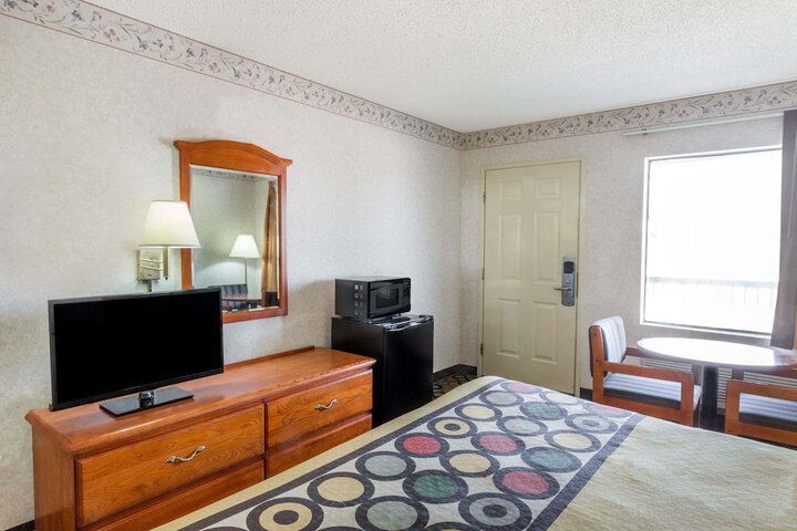 1 King Bed (2 of 9)