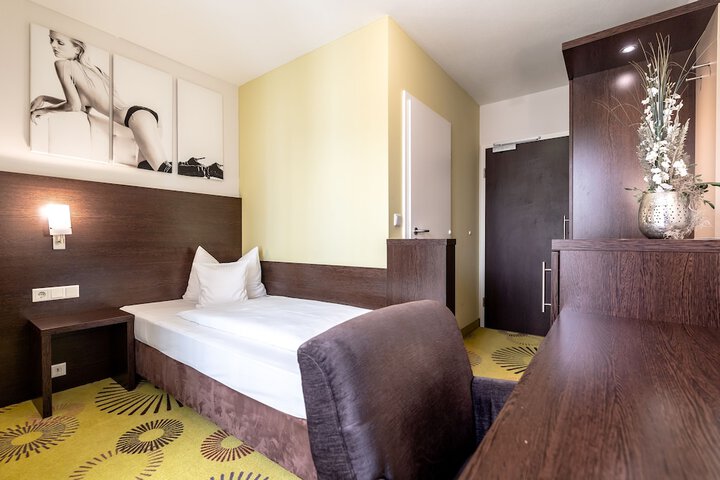 Room 8 of 40