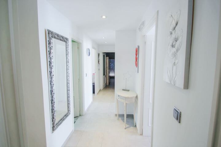 Ballroom/Hall 15 of 16