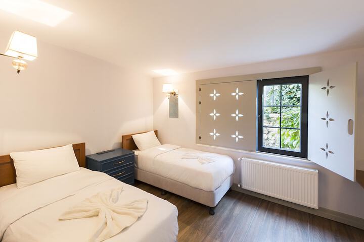 Room 8 of 36