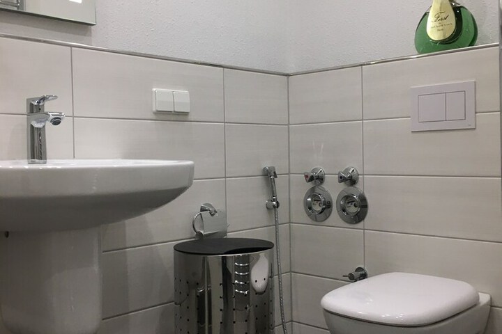 Room 9 of 13