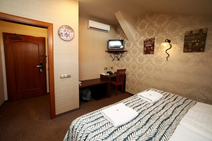 Room 10 of 42