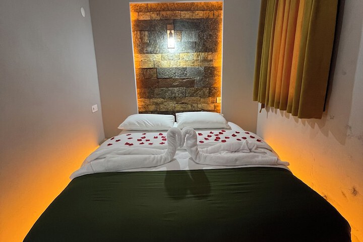 Room 5 of 9