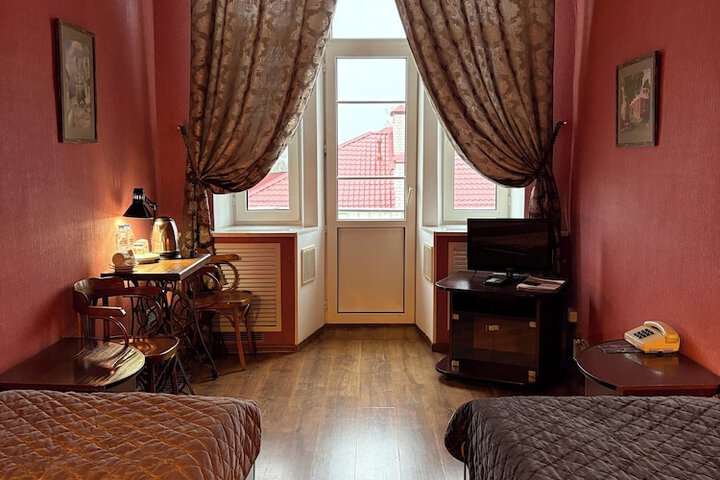 Room 8 of 28