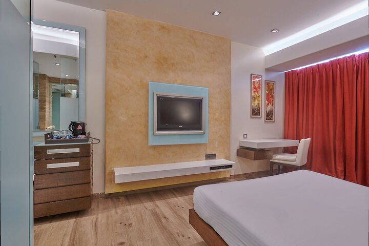 Room 9 of 33
