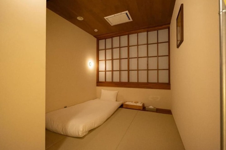 Room 3 of 100