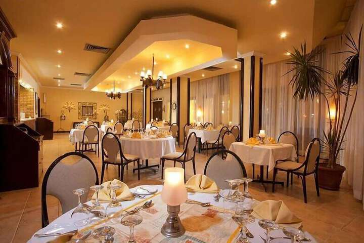 Ballroom/Hall 71 of 96