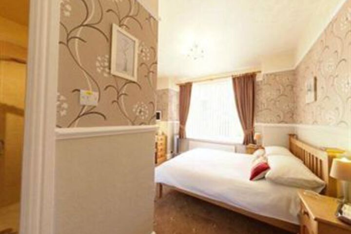 Room 5 of 8