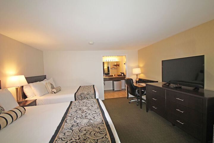 1 Queen Bed (11 of 14)
