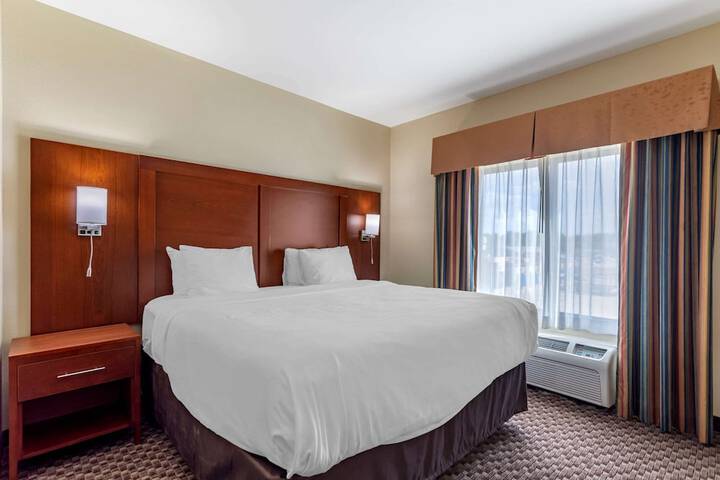 1 King Bed (5 of 19)