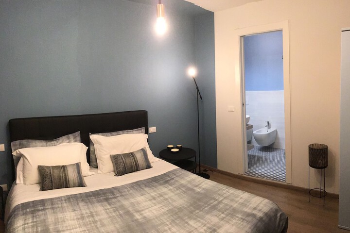 Room 10 of 32
