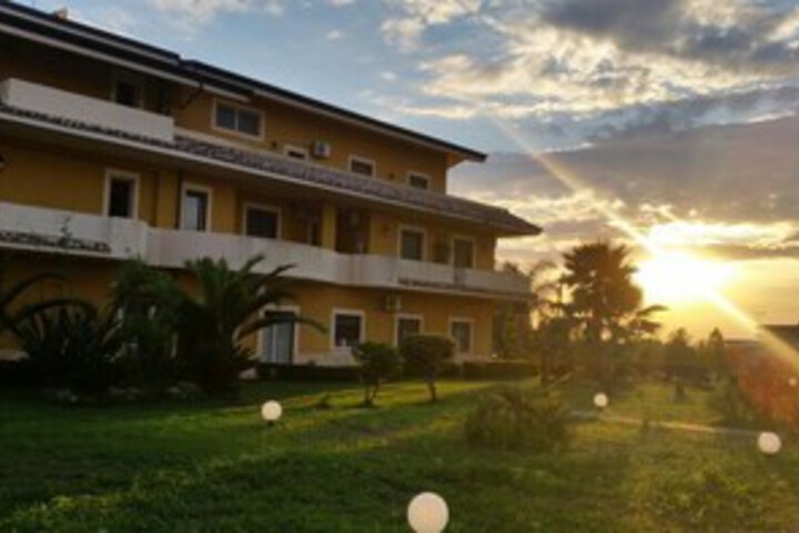 Hotel Exterior 12 of 39