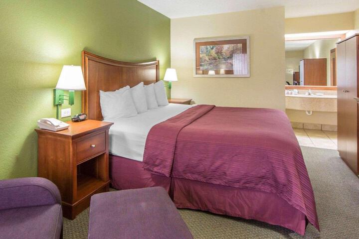 1 Queen Bed Accessible (3 of 4)