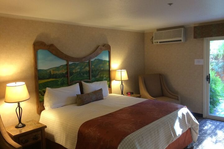 Classic Room 1 Queen Bed Poolside (2 of 10)