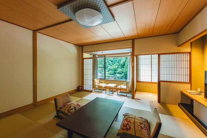 Room 6 of 31