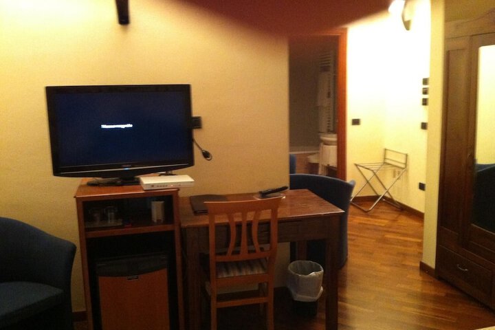 Room 8 of 12