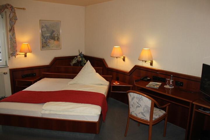 Room 4 of 33
