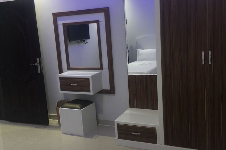 Room 7 of 13
