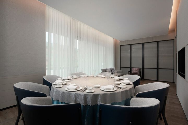 Dining 54 of 60