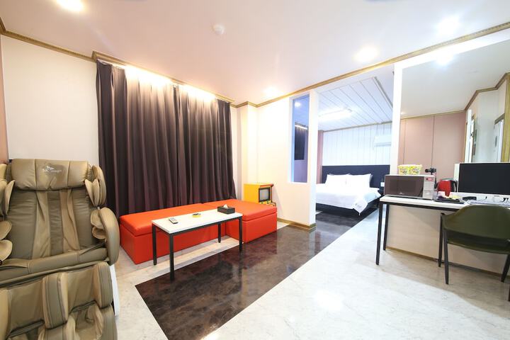 Room 7 of 11