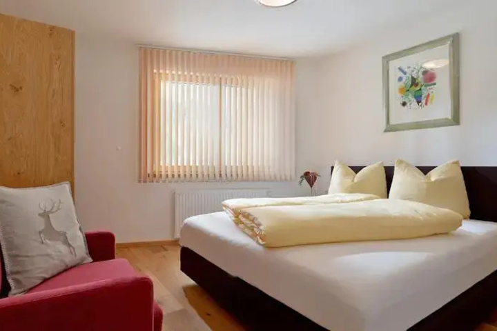 Room 2 of 10
