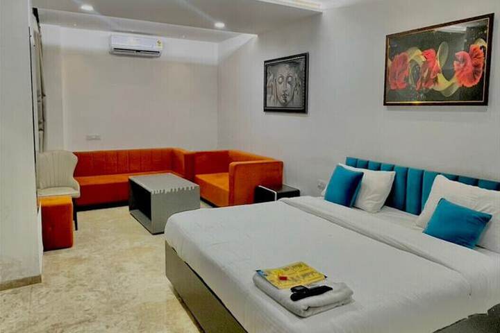 Room 4 of 16