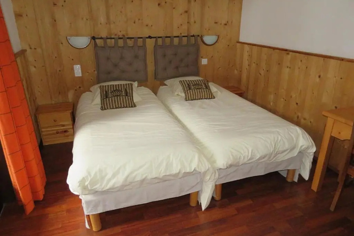 Room 6 of 14