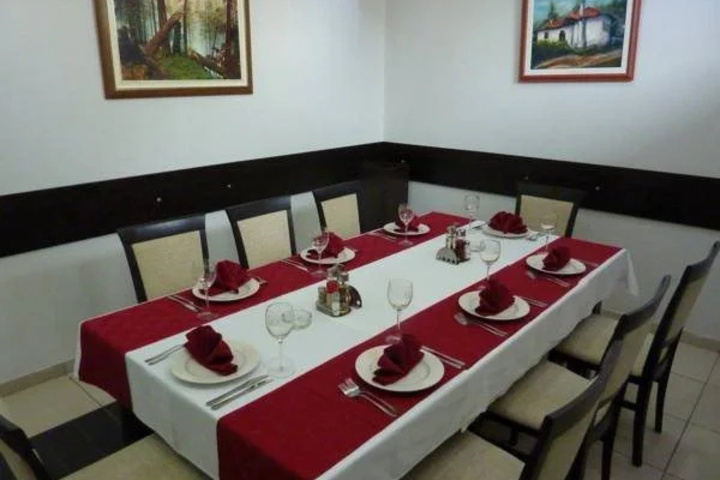 Dining 7 of 13