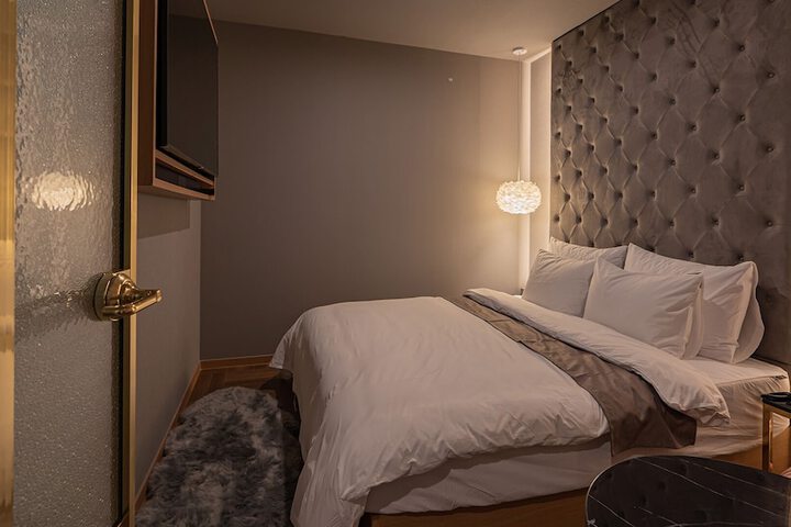 Room 19 of 53