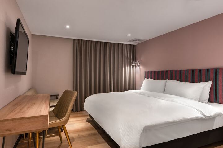 Room 8 of 26