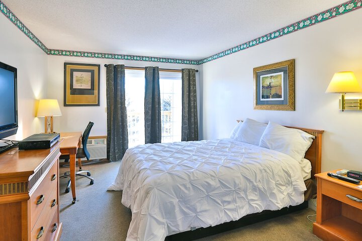 Deluxe King Bed (3 of 8)
