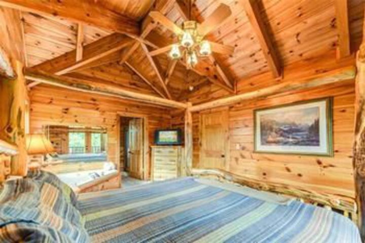 UnFirgettable 2 Bedroom Home with Hot Tub