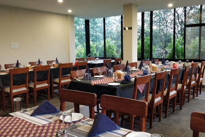 Dining 16 of 48
