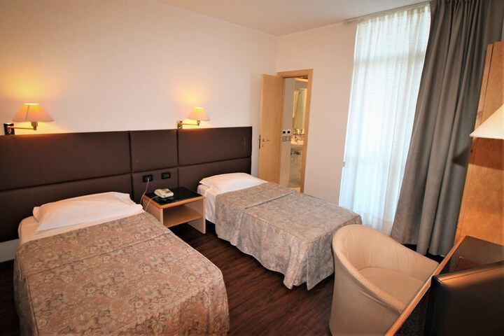 Room 10 of 76